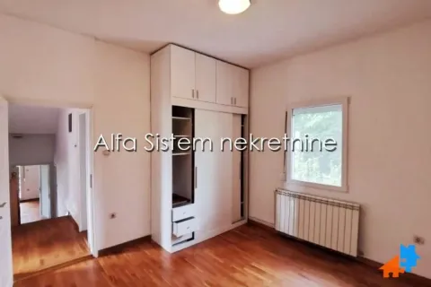 Bedroom with a built-in wardrobe and wooden flooring. - image 10