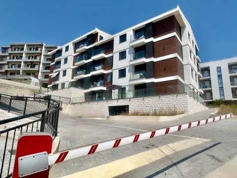 Spoljašnji izgled moderne stambene zgrade sa rampom na ulazu u dvorište. - image 16