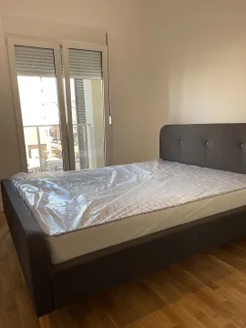 Svijetla spavaća soba sa novim francuskim ležajem i izlazom na balkon. - image 5