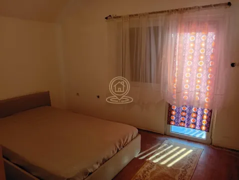 Spavaća soba sa bračnim krevetom i izlazom na terasu. - image 5