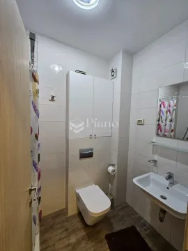 Manje kupatilo sa tuš kabinom, umivaonikom i ugrađenom wc šoljom. - image 7