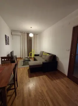 Dnevna soba sa garniturom, trpezarijskim stolom i drvenim podom. - image 7