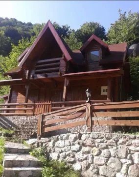 Eksterijer drvene vikendice sa kamenim temeljom i stepeništem. - image 2