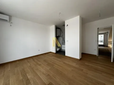 Prazna soba sa parketom i pogledom na unutrašnjost kupatila. - image 14