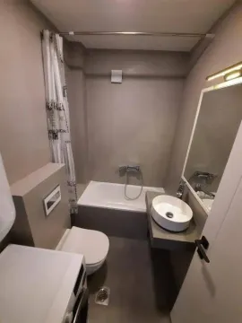 Manje kupatilo sa kadom, umivaonikom, toaletom i mašinom za veš. - image 14