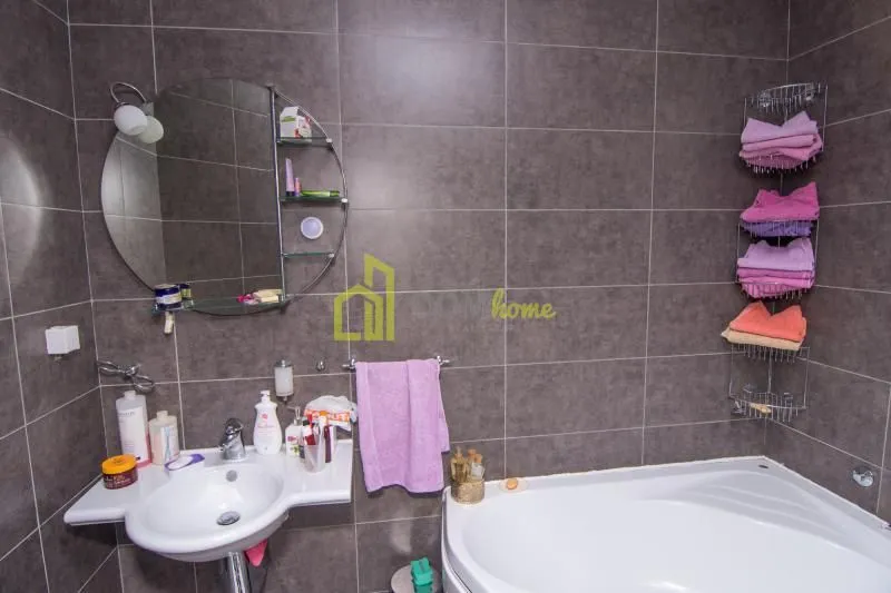 Izdavanje, kuća, 250m², Tološi, Podgorica