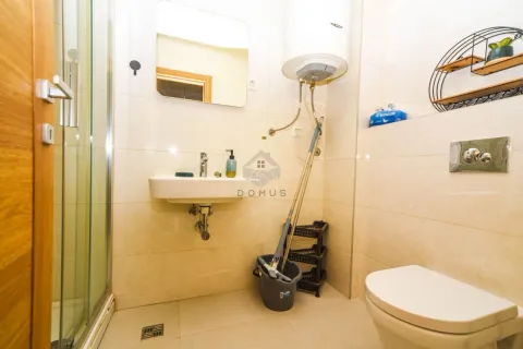 Kompaktno kupatilo sa umivaonikom, WC šoljom i tuš kabinom. - image 10