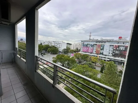 Dugi balkon sa metalnom ogradom i pogledom na grad. - image 14