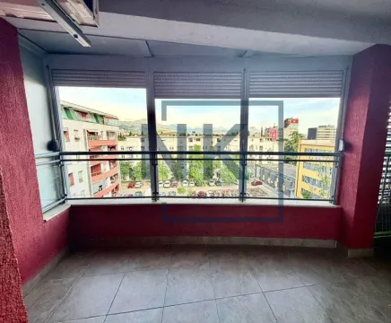 Zastakljeni balkon sa pogledom na grad. - image 7