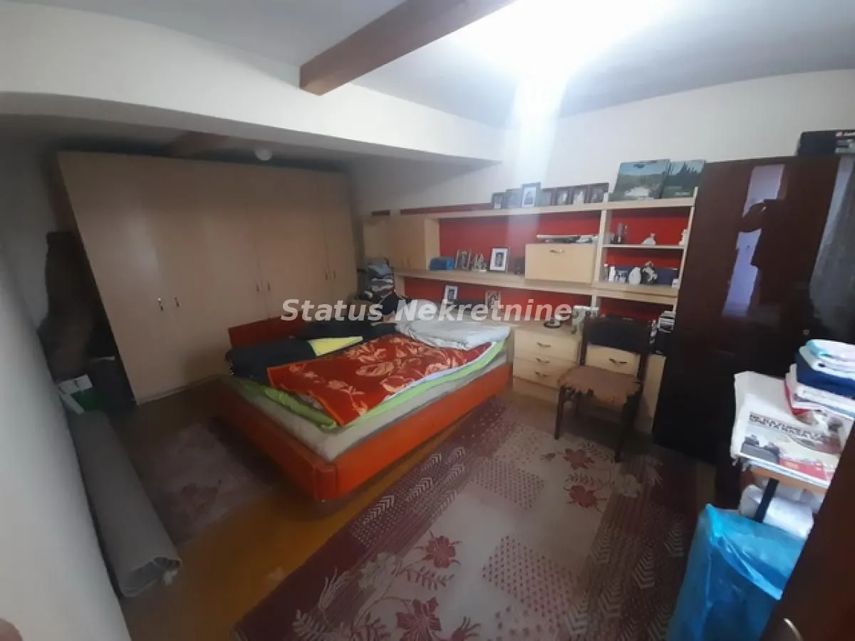 Prodaja, kuća, 180m², Centar, Inđija