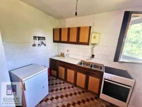 Starija kuhinja sa drvenim elementima, sudoperom i šporetom. - image 18