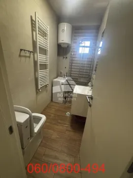 Manje kupatilo sa WC šoljom, tuš kabinom, umivaonikom i bojlerom. - image 7