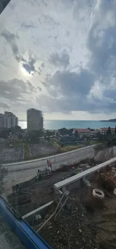 Pogled sa terase na grad, saobraćajnicu i more u daljini. - image 11