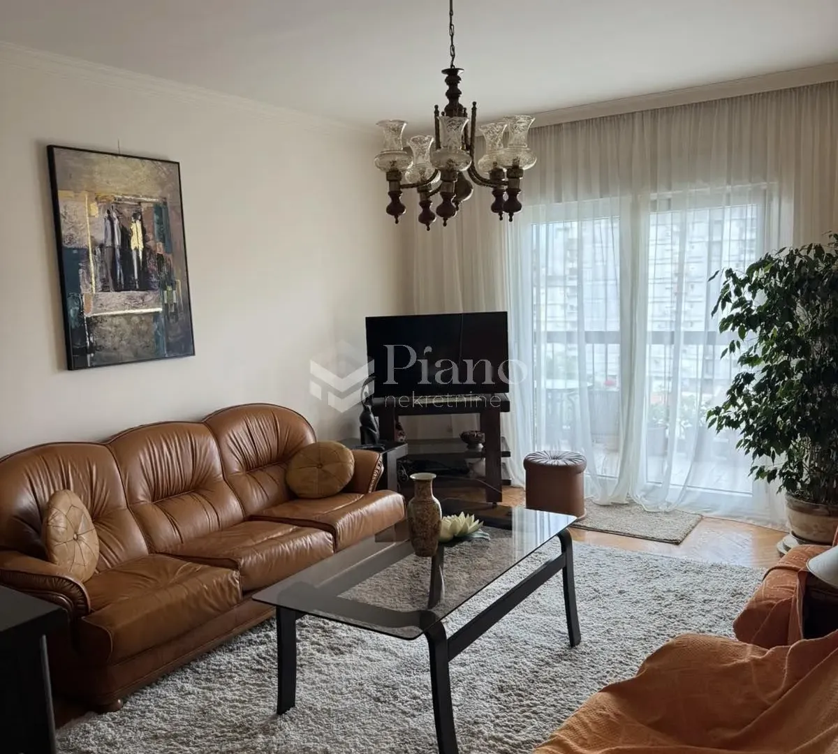 Izdavanje, dvosoban stan, 76m², Centar, Podgorica
