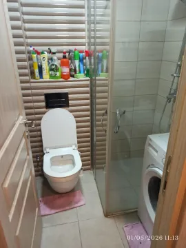 Manje kupatilo sa tuš kabinom, WC šoljom i veš mašinom. - image 4