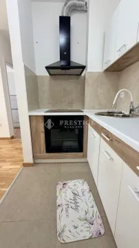 Manja opremljena kuhinja sa bijelim elementima i ugradnom tehnikom. - image 6
