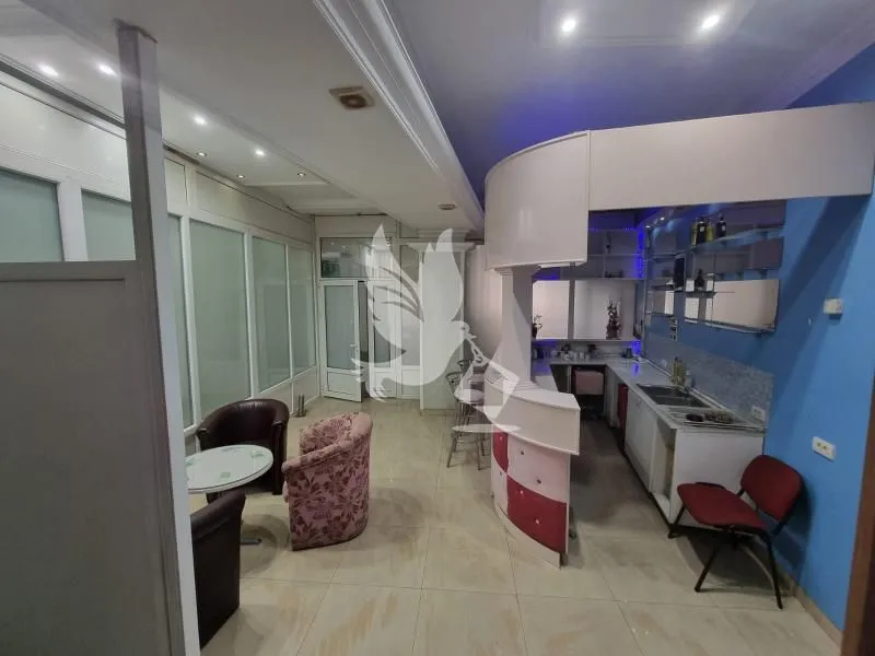 Izdavanje, poslovni prostor, 80m², Centar Sve Podlokacije, Beograd