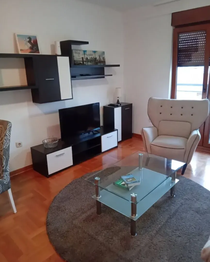 Izdavanje, trosoban stan, 80m², Stari Aerodrom, Podgorica