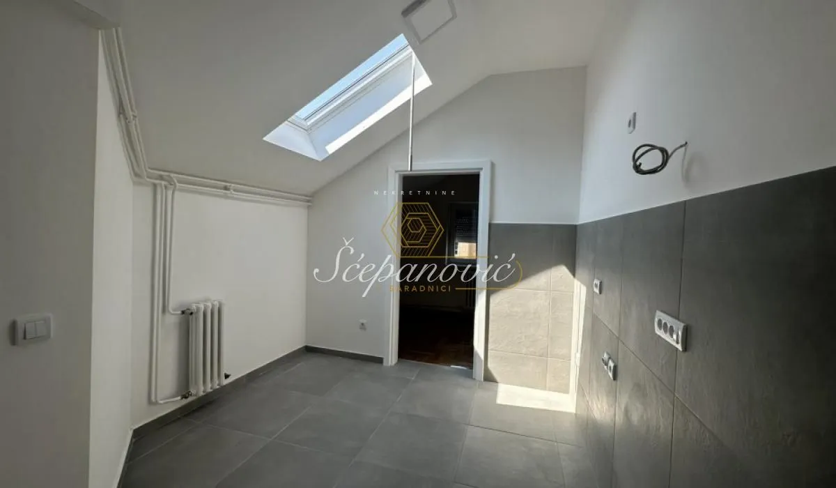 Prodaja, četvorosoban stan, 99m², Centar, Novi Sad