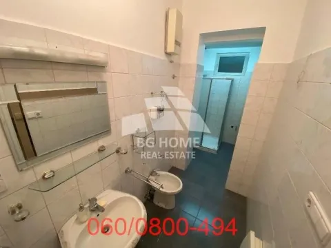 Kupatilo obloženo keramičkim pločicama sa umivaonikom, bideom i tuš kabinom. - image 10