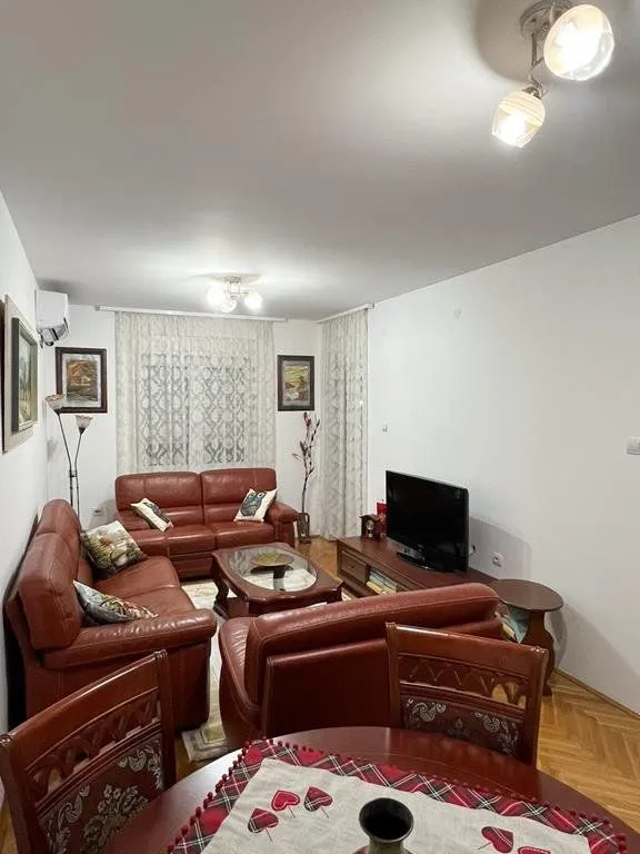 Izdavanje, jednosoban stan, 45m², Blok 9, Podgorica