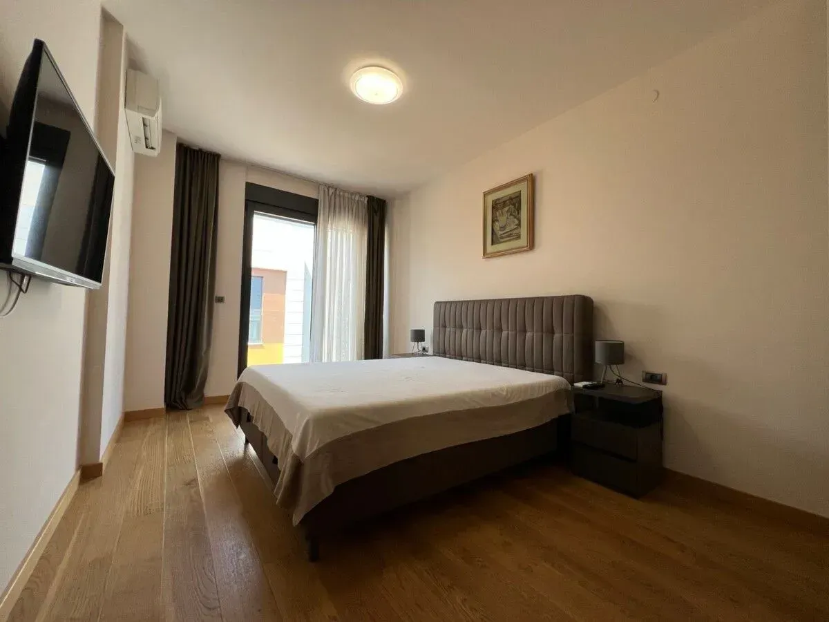 Izdavanje, dvosoban stan, 75m², Kod Capital Plaze, Podgorica