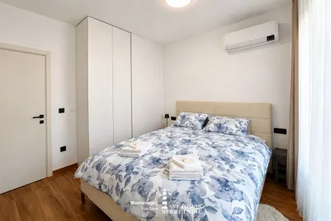Uredna spavaća soba sa bračnim krevetom, ugradnim plakarom i klima uređajem. - image 12