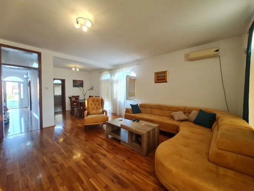 Rent, house, 180m², Tološi, Podgorica