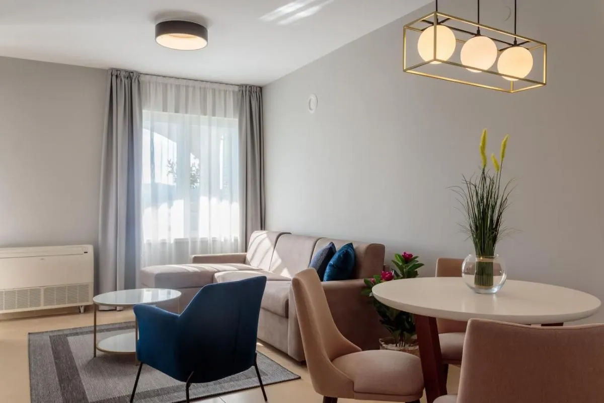 Izdavanje, dvosoban stan, 80m², Tivat, Crna Gora