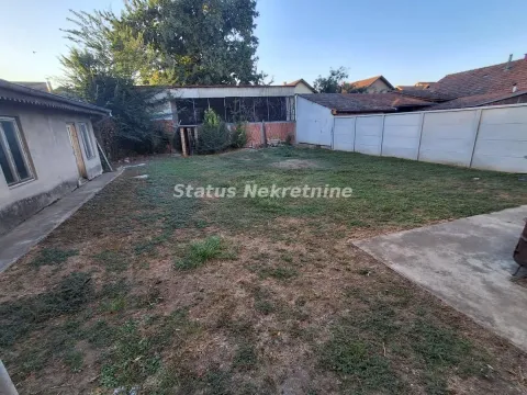 Prostrano travnato dvorište sa okolnim objektima i ogradom. - image 11