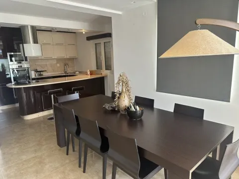 Izdavanje, trosoban stan, 160m², Kavač, Kotor - image 5