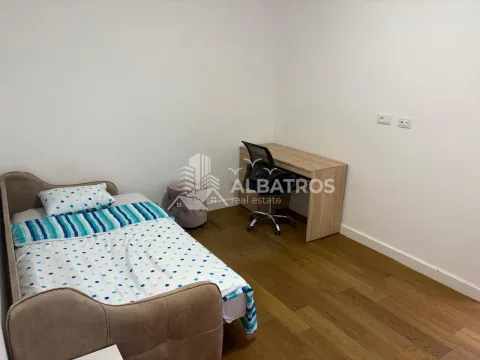 Manja spavaća soba sa krevetom, radnim stolom i stolicom. - image 6