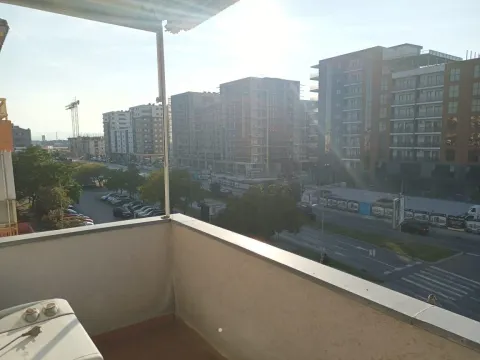 Pogled sa balkona na gradsku ulicu i okolne zgrade. - image 2