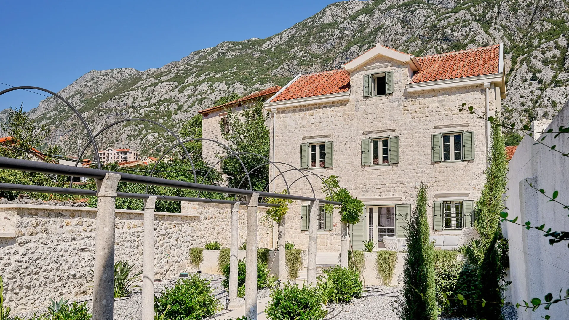 Izdavanje, kuća, 200m², Dobrota, Kotor