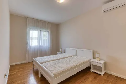 Spavaća soba sa bračnim krevetom i noćnim stočićima. - image 12
