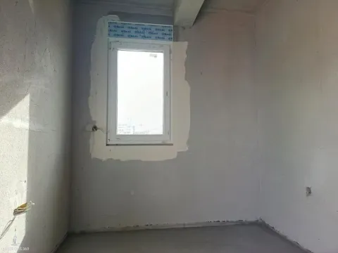 Nepotpuna prostorija u sivoj fazi sa ugrađenim prozorom. - image 10