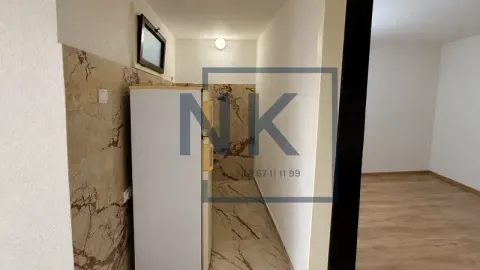 Manja kuhinja sa frižiderom i keramičkim pločicama. - image 4