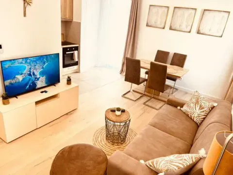 Izdavanje, stan, 50m², Tivat, Crna Gora