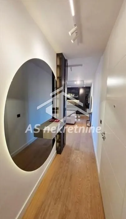 Izdavanje, trosoban stan, 95m², Savski Venac, Beograd