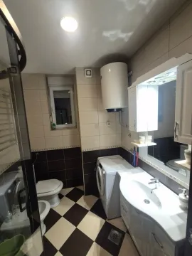 Kupatilo opremljeno umivaonikom, tuš kabinom, WC šoljom i veš mašinom. - image 15