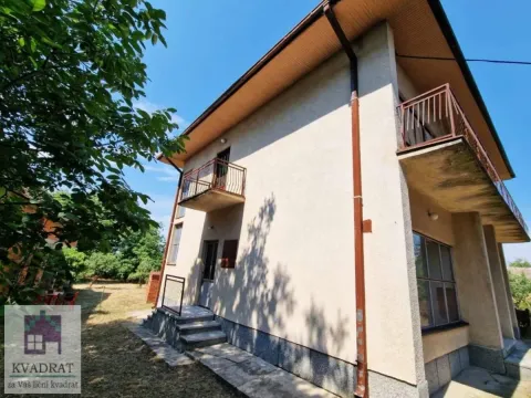 Spoljašnji izgled kuće sa dvorištem i terasama. - image 3
