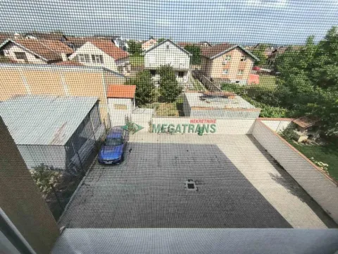 Pogled kroz prozor na dvorište i okolne kuće. - image 20