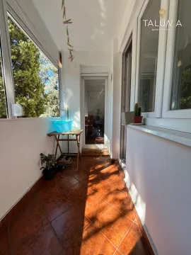 Zastakljeni balkon sa keramičkim pločicama na podu i pogledom na zelenilo. - image 12