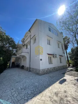 Eksterijer višestambene bijele kuće sa popločanim dvoriijem i terasama. - image 4