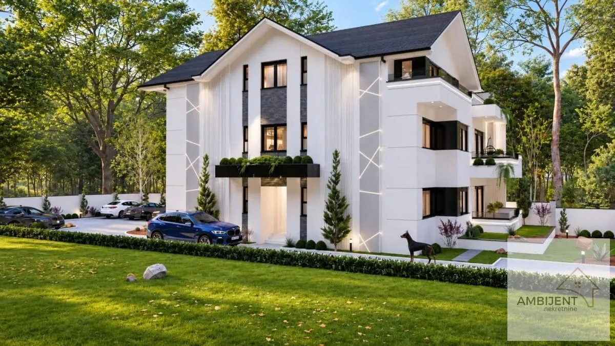 Prednji pogled na modernu višeporodičnu kuću sa uređenim dvorištem i parkingom.