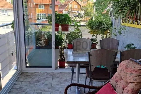 Namešten balkonski prostor sa stolom, stolicama i brojnim saksijama cveća. - image 19