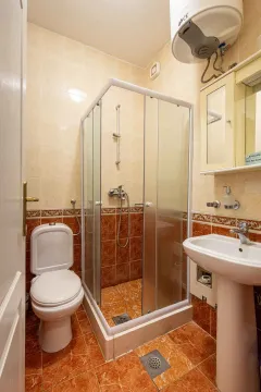 Manje kupatilo sa tuš kabinom, umivaonikom i toaletom. - image 13