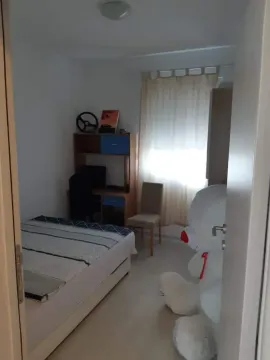 Namještena spavaća soba sa krevetom, radnim stolom i velikom plišanom igračkom. - image 11
