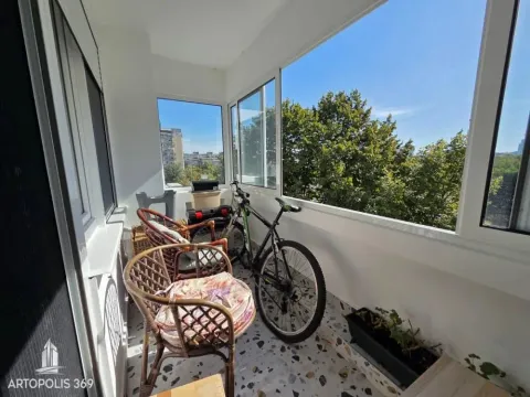 Zastakljeni balkon sa pogledom na zelenilo i grad. - image 17