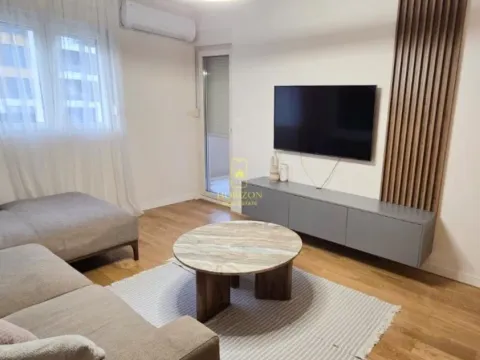 Izdavanje, jednosoban stan, 50m², Central Point, Podgorica